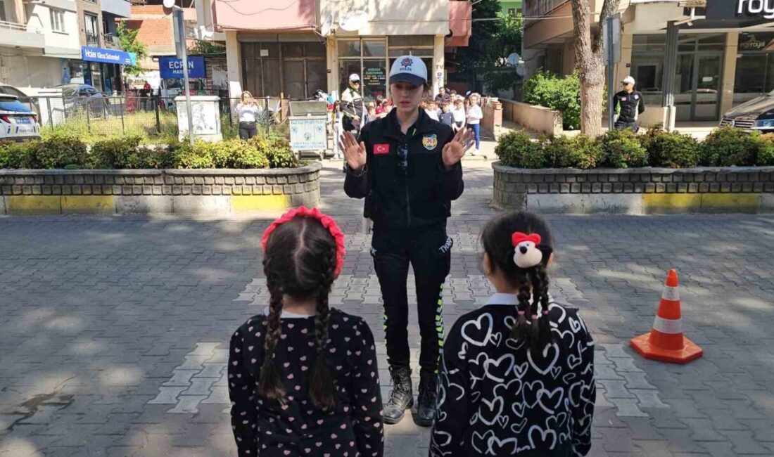 Aydın’ın Nazilli ilçesinde trafik polisi olan minik öğrenciler uygulama yaptıkları