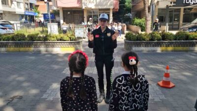 Aydın’ın Nazilli ilçesinde trafik polisi olan minik öğrenciler uygulama yaptıkları