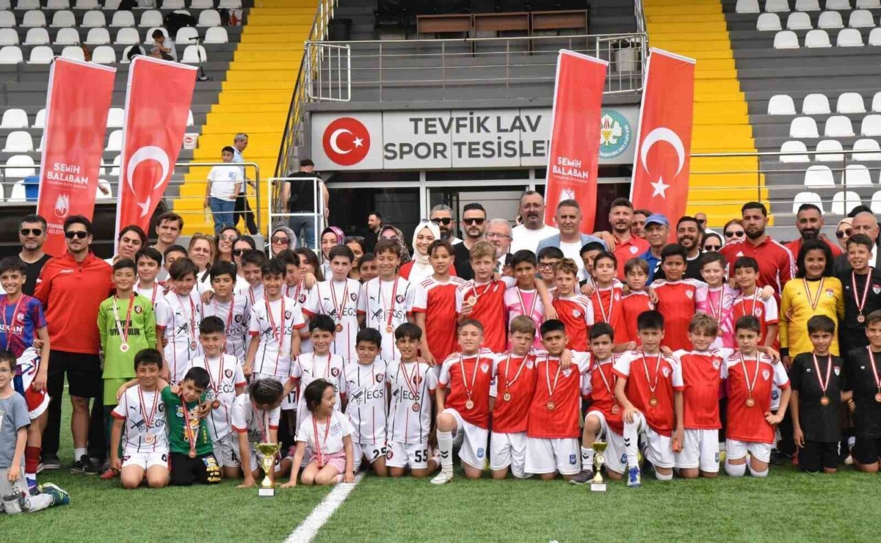 Yunusemre Belediyesi 19 Mayıs Futbol Turnuvası, U11 yaş kategorisinde 16