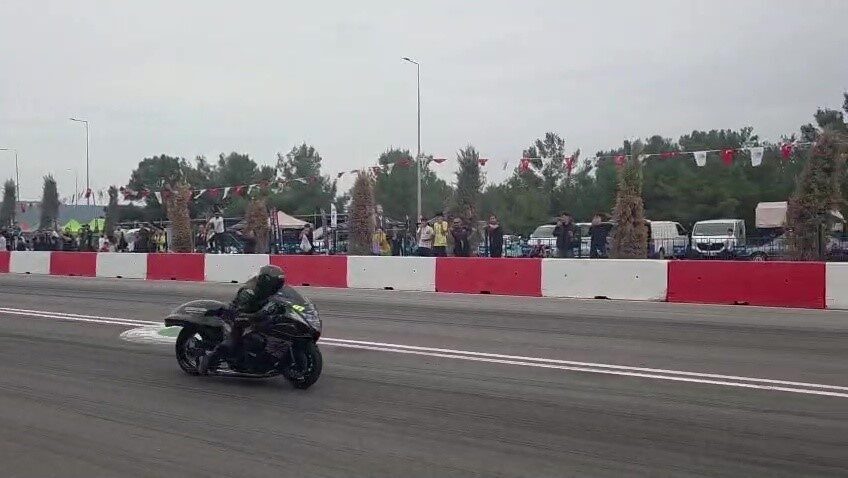 Antalya’nın Kepez ilçesinde düzenlenen Motodrag yarışmalarında bariyerlere çarpan motosikletin sürücüsü