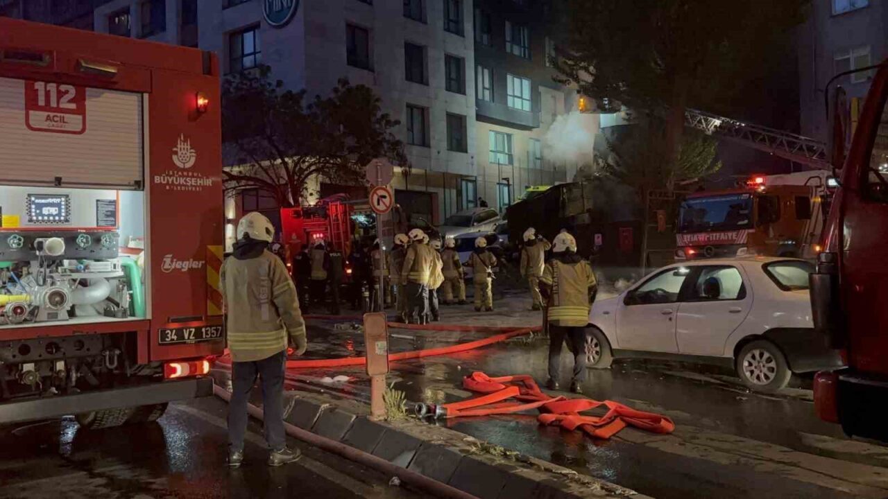 Şişli’de bulunan bir iş yerinde park halindeki motosiklette yangın çıktı.