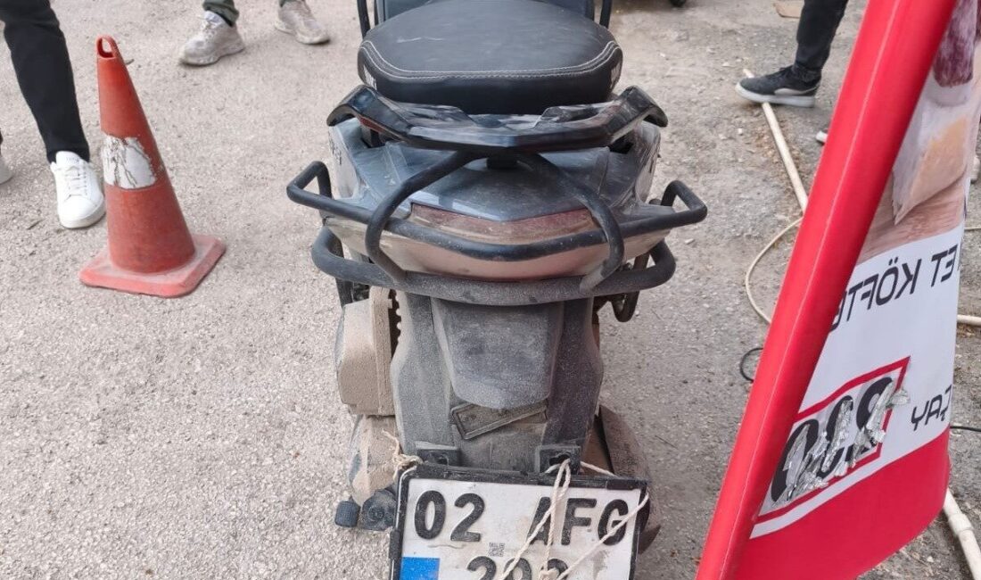 Adıyaman’ın Gölbaşı ilçesinde devrilen motosikletin sürücüsü yaralandı. Edinilen bilgiye göre,