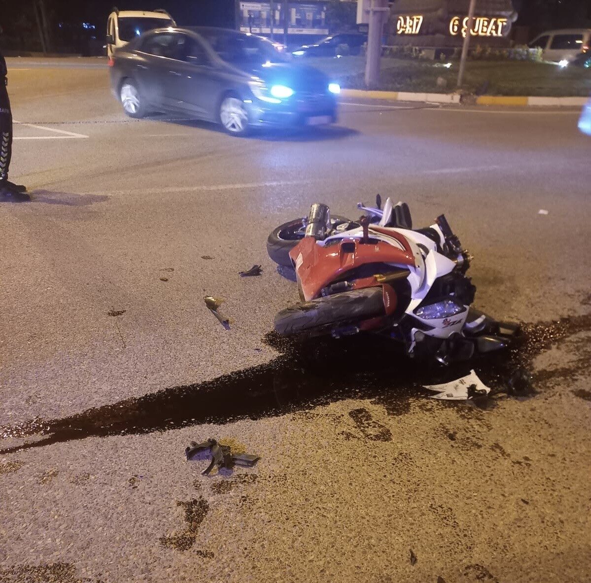 Adıyaman’da otomobil ile motosikletin çarpışması sonucu 1 kişi yaralandı. Edinilen