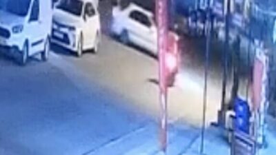 Tekirdağ’ın Kapaklı ilçesinde cadde ile sokağın kesişiminde otomobil ile çarpışan