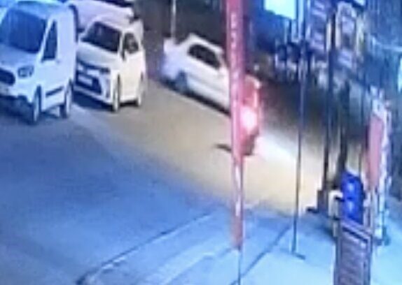 Tekirdağ’ın Kapaklı ilçesinde cadde ile sokağın kesişiminde otomobil ile çarpışan