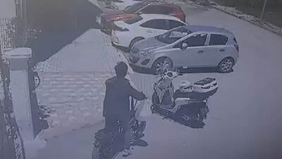 Elazığ’da elektrikli bisikletle gelen bir şahıs, park halinde motosiklet üzerinde