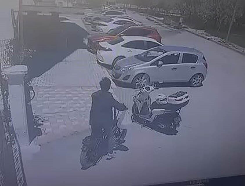 Elazığ’da elektrikli bisikletle gelen bir şahıs, park halinde motosiklet üzerinde