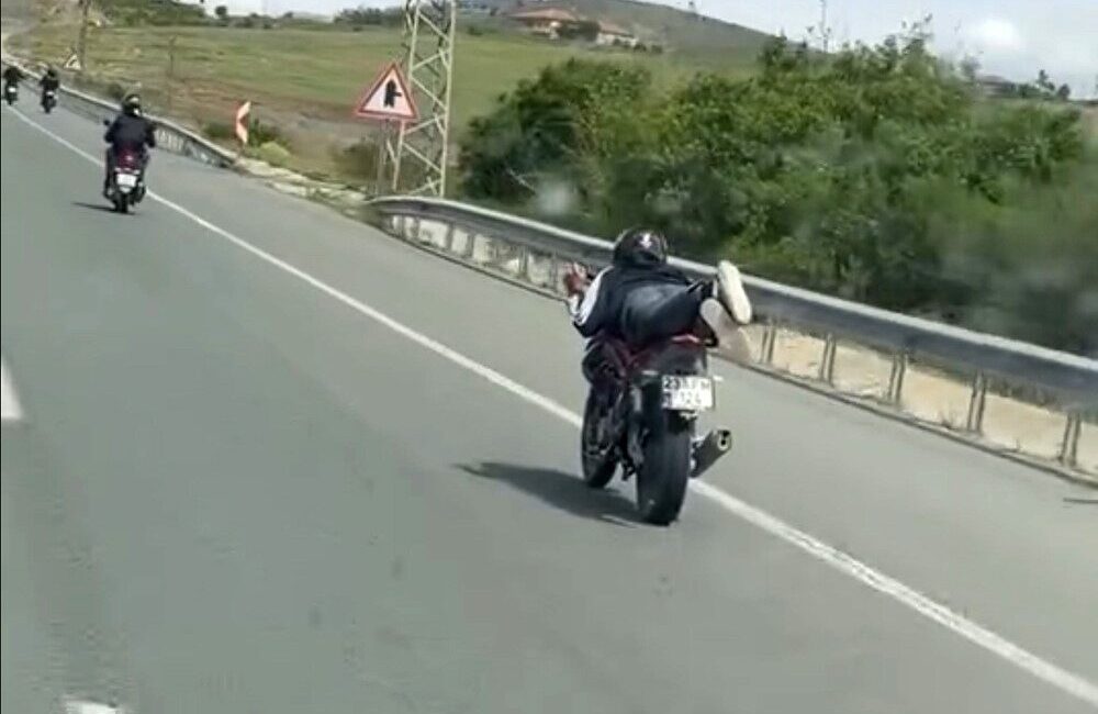 Elazığ’da bir sürücünün motosikletin üzerine uzanarak ilerlediği anlar cep telefonu