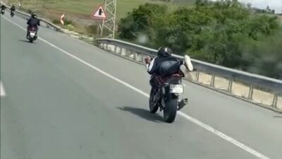 Elazığ’da bir sürücünün motosikletin üzerine uzanarak ilerlediği anlar cep telefonu