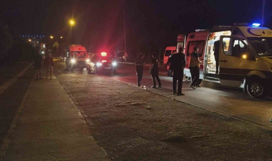 Antalya’nın Manavgat ilçesinde sürücüsünün karanlık yolda kaldırımı fark etmediği motosiklet