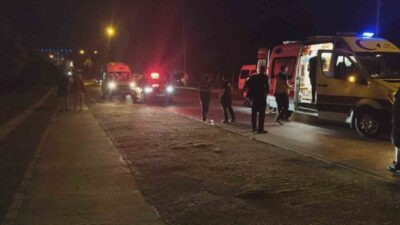 Antalya’nın Manavgat ilçesinde sürücüsünün karanlık yolda kaldırımı fark etmediği motosiklet