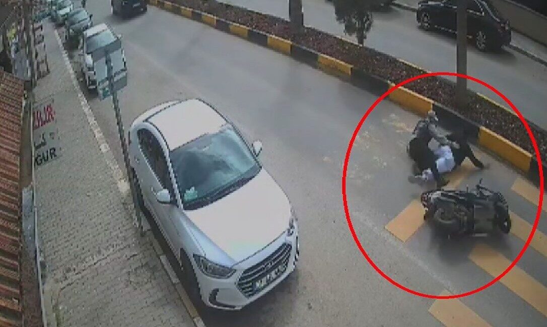 Hatay’da motosiklet sürücüsünün direksiyon hakimiyetini kaybetmesiyle 2 kişinin yola savrulduğu