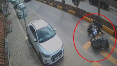 Hatay’da motosiklet sürücüsünün direksiyon hakimiyetini kaybetmesiyle 2 kişinin yola savrulduğu