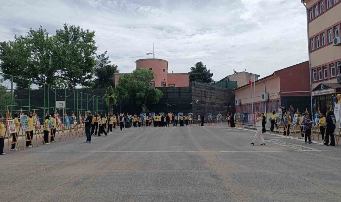 Diyarbakır’da Muazzez Sümer Kız Mesleki ve Teknik Anadolu Lisesi’nde öğrencilerin