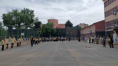Diyarbakır’da Muazzez Sümer Kız Mesleki ve Teknik Anadolu Lisesi’nde öğrencilerin