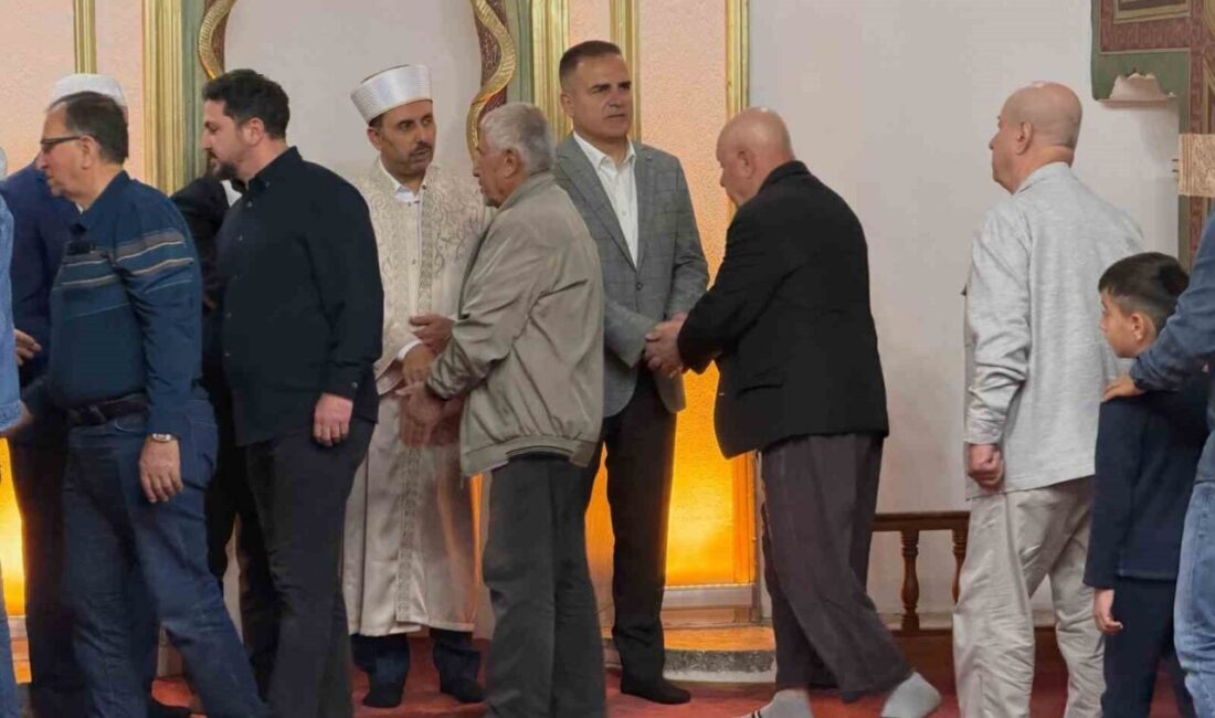 Muğla Valisi Dr. İdris Akbıyık, bayram namazının ardından Menteşe Kurşunlu