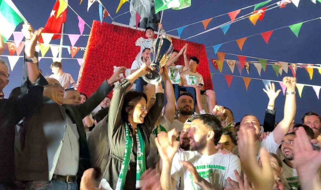 Trendyol 1. Lig’e yükselme başarısı gösteren Muğlaspor, şehirde coşkuyla karşılandı.
