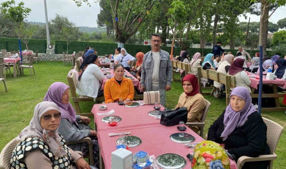 Aydın’ın Germencik ilçesinde Meşeli Mahalle Muhtarı Bülent Yavuz, Anneler Günü