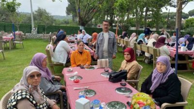 Aydın’ın Germencik ilçesinde Meşeli Mahalle Muhtarı Bülent Yavuz, Anneler Günü