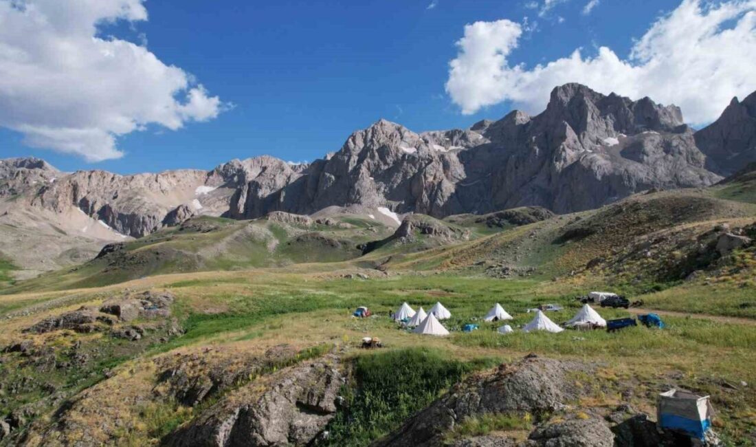 Erzincan’ın Kemah ilçesinde Munzur Dağları eteklerinde bulunan Sohmarik Yaylası, doğal