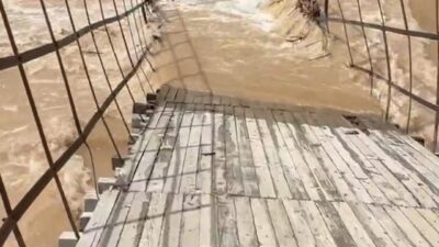 Tunceli’de Munzur Nehri’nde meydana gelen taşkınlar nedeniyle asma köprü çöktü.
