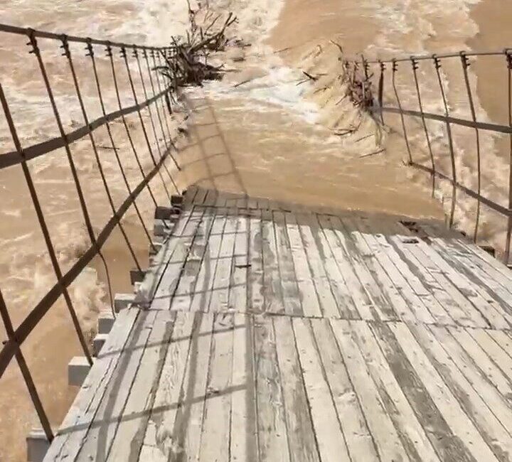 Tunceli’de Munzur Nehri’nde meydana gelen taşkınlar nedeniyle asma köprü çöktü.