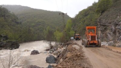 Etkili yağışların ardından Munzur suyunun taşmasıyla ulaşıma kapanan 62-25 Karayolu