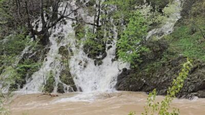 Tunceli’nin Munzur Vadisi’nde karların erimesiyle birlikte doğal şelaleler oluştu. Tunceli