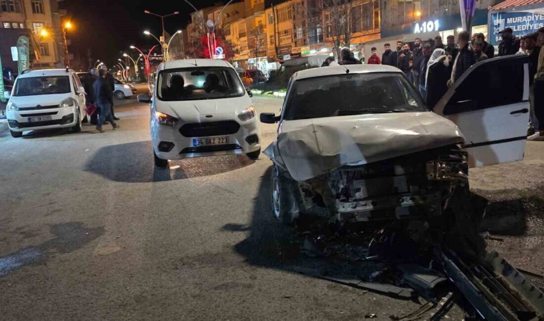 Van’ın Muradiye ilçesinde 3 aracın karıştığı trafik kazasında maddi hasar