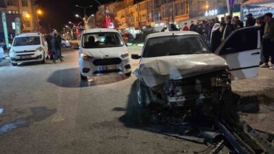 Van’ın Muradiye ilçesinde 3 aracın karıştığı trafik kazasında maddi hasar