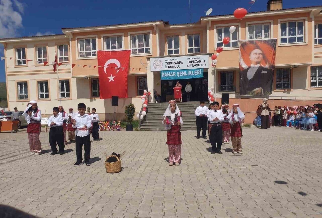 Van’ın Muradiye ilçesindeki Topuzarpa İlk ve Ortaokulu tarafından düzenlenen ‘Bahar