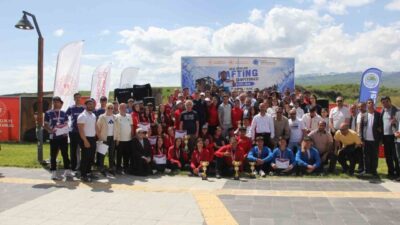 Bingöl’ün Genç ilçesinde Murat Nehri üzerinde düzenlenen kano yarışları, slalom