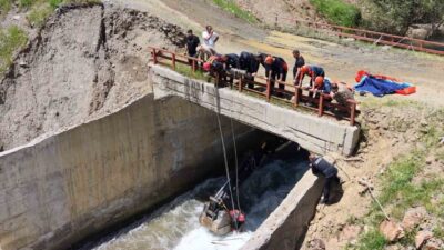 Muş merkeze bağlı Cevizlidere köyünde tahta köprüden karşıya geçerken çaya