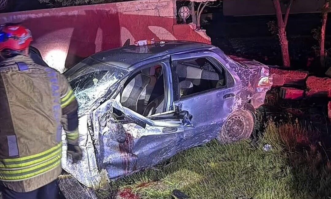 Muş-Bitlis kara yolunda kontrolden çıkan otomobilin takla atarak yol kenarındaki