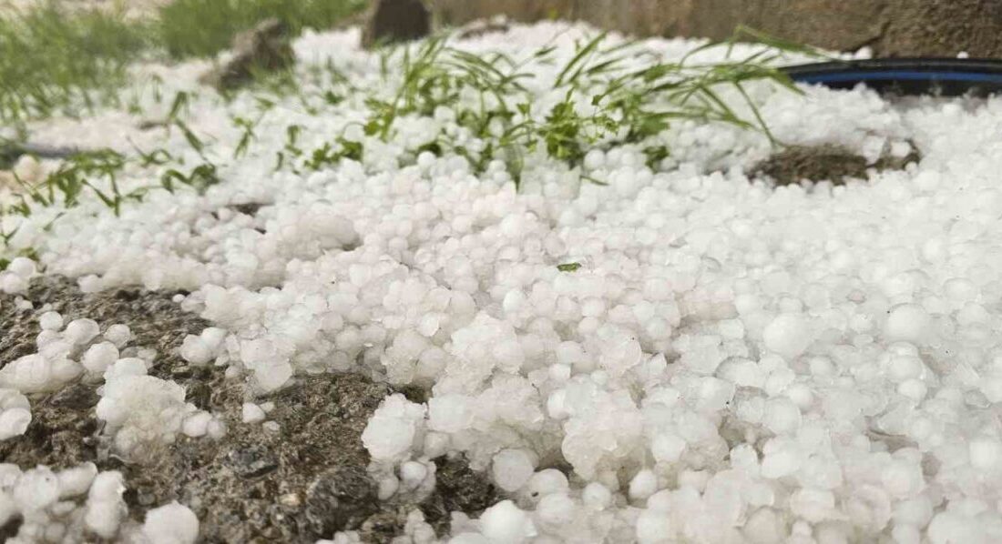 Muş’un Hasköy ilçesinde etkili olan dolu yağışı sonrası cadde, sokak