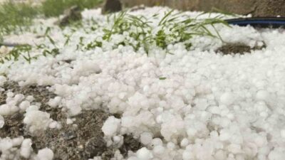 Muş’un Hasköy ilçesinde etkili olan dolu yağışı sonrası cadde, sokak