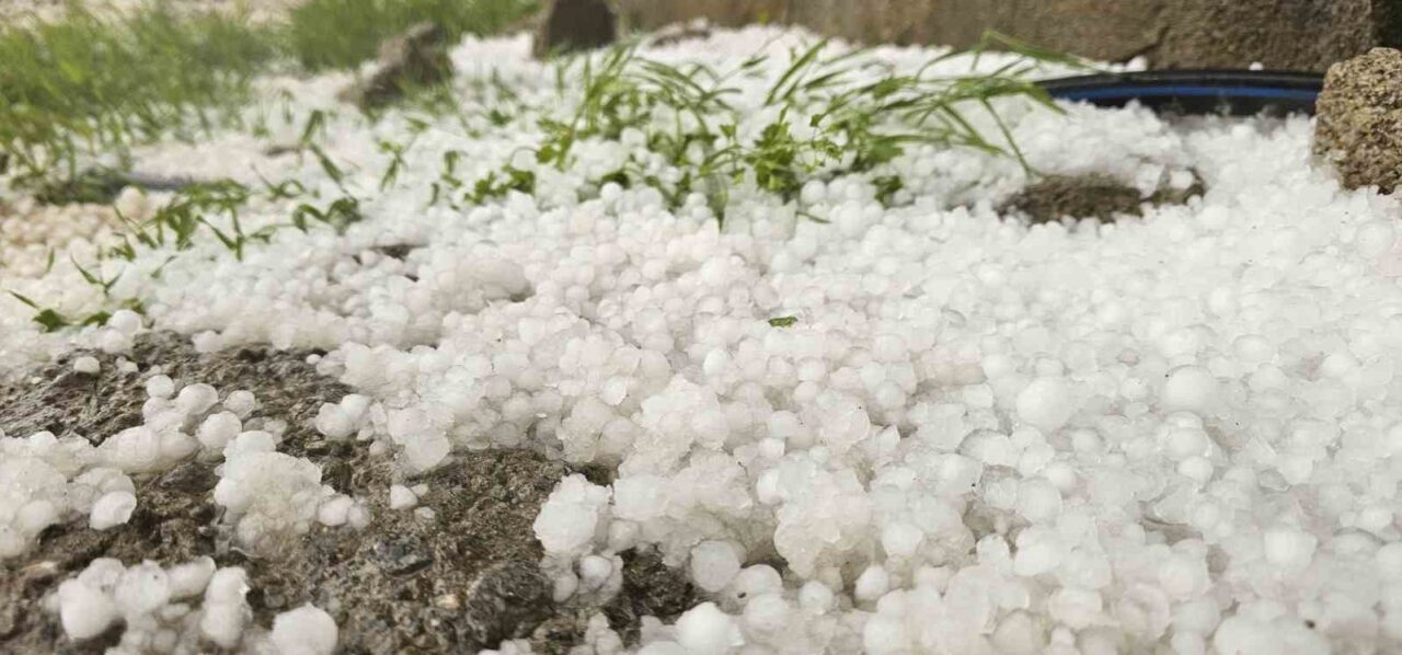 Muş’un Hasköy ilçesinde etkili olan dolu yağışı sonrası cadde, sokak