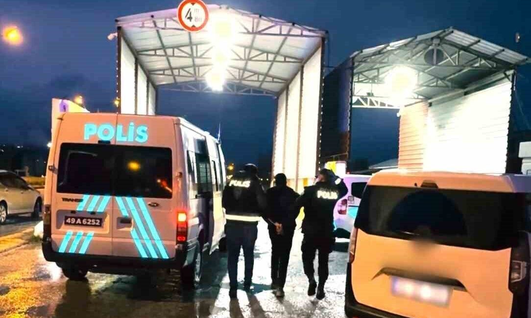 Muş Emniyet Müdürlüğü ekiplerince düzenlenen operasyonda 8 düzensiz göçmen yakalanırken,