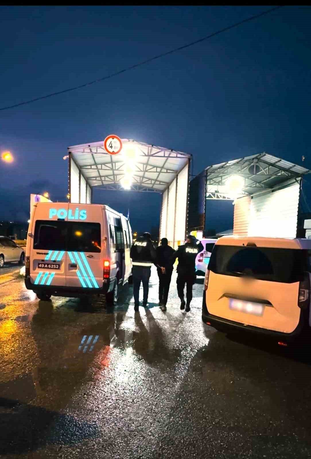 Muş Emniyet Müdürlüğü ekiplerince düzenlenen operasyonda 8 düzensiz göçmen yakalanırken,