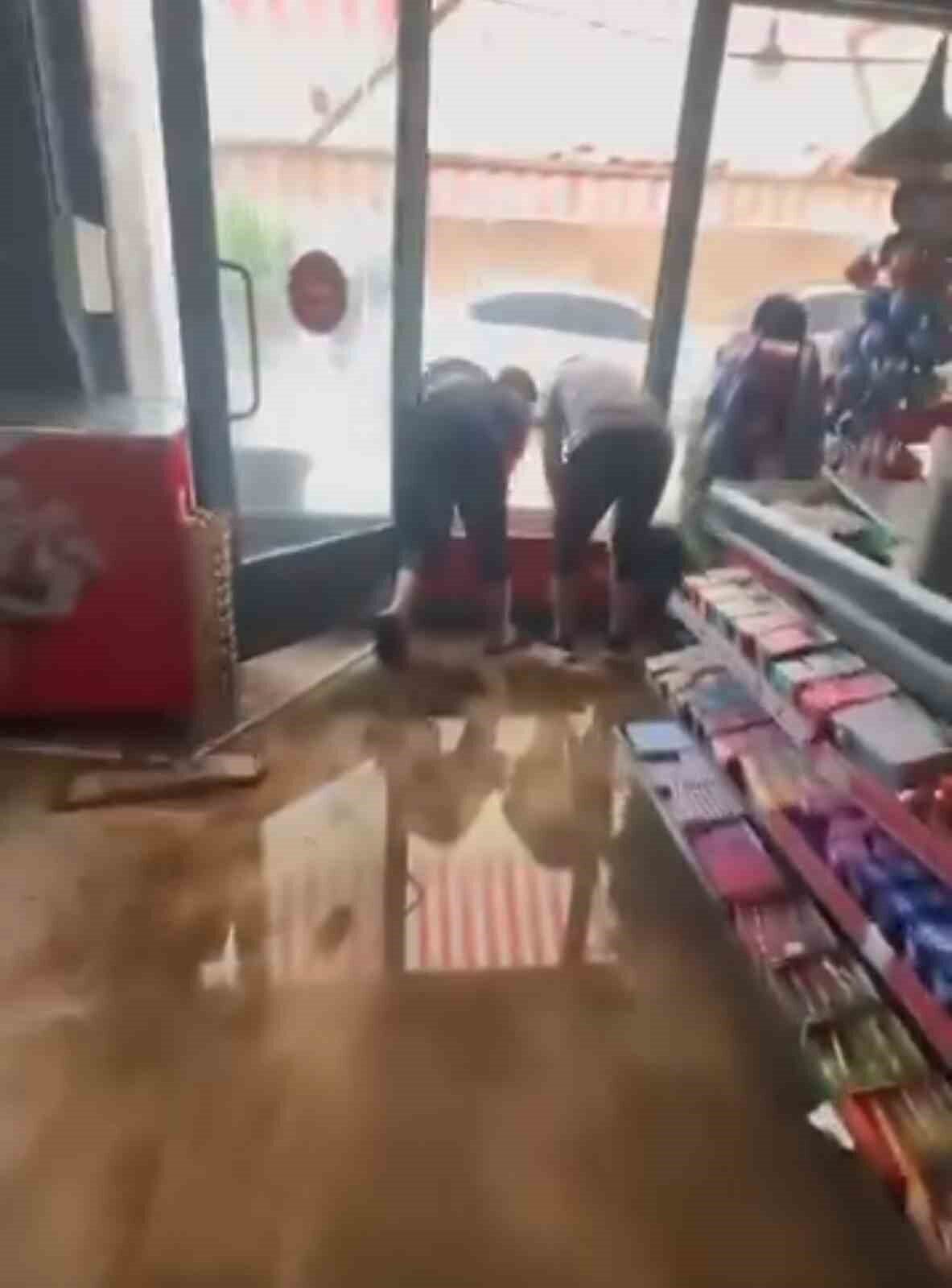 Muş’ta etkili olan şiddetli yağmur ve dolu nedeniyle bazı iş