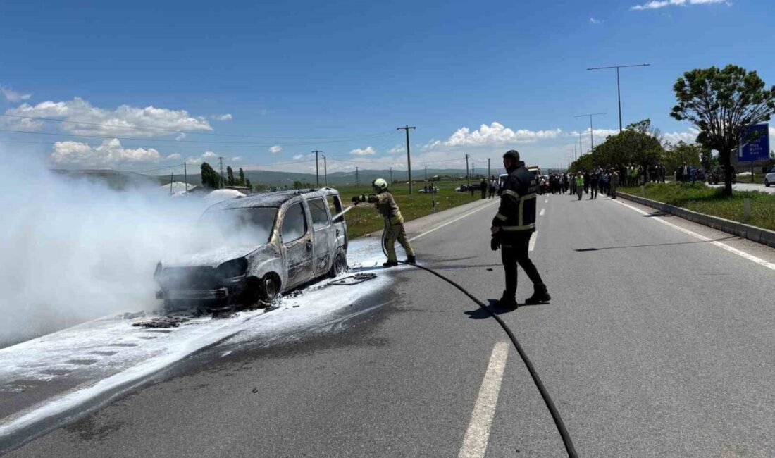 Muş-Bingöl kara yolunda seyir halindeyken alev alan hafif ticari araç,