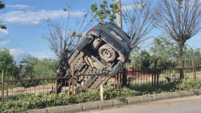 Muş-Bitlis karayolunda bir otomobille çarpışan araç takla atarak refüjdeki demirlere