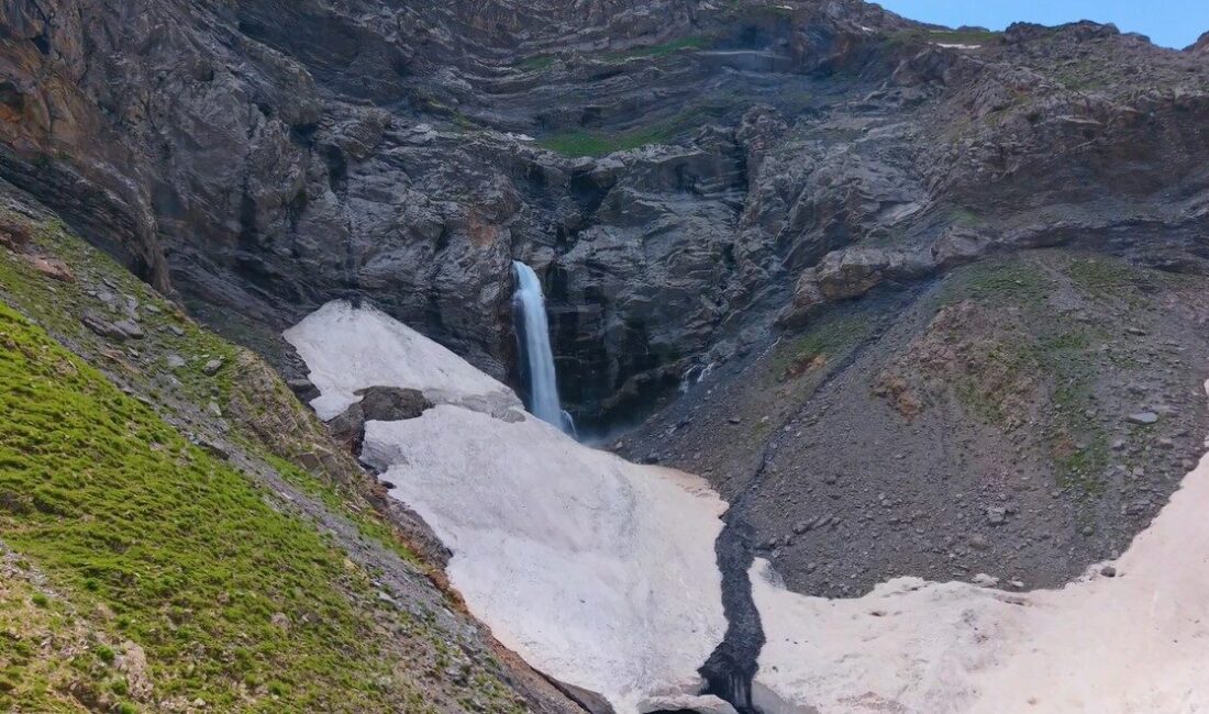 Bitlis’in Mutki ilçesinde dağın içinden çıkarak görsel şölen sunan şelale,