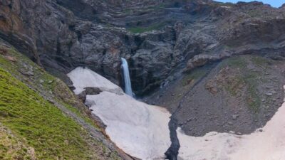 Bitlis’in Mutki ilçesinde dağın içinden çıkarak görsel şölen sunan şelale,