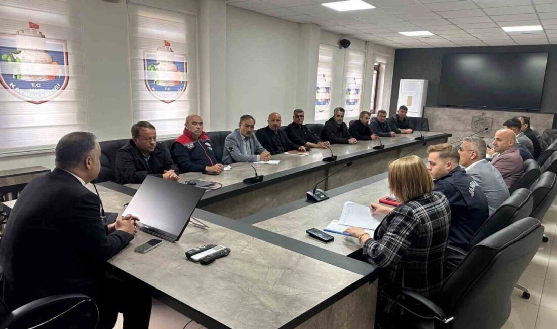 Mersin’in Mut ilçesinde kayısı hasadının başlamasıyla birlikte değerlendirme toplantısı gerçekleştirildi.