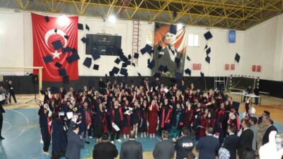 Atatürk Üniversitesi Narman Meslek Yüksekokulu’nda mezuniyet heyecanı yaşandı. Narman Kapalı