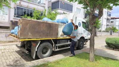 Aydın’ın Nazilli ilçesinde belediye ekipleri, park bakımı ve yol onarımlarını