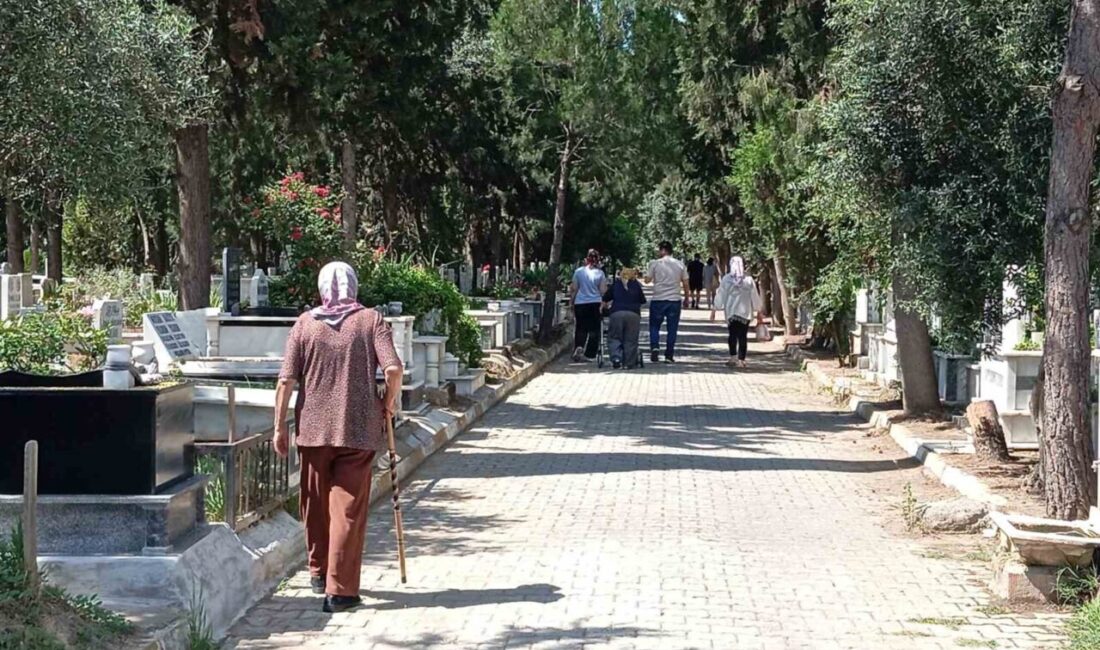 Aydın’ın Nazilli ilçesinde Kurban Bayramı öncesi arefe gününde mezarlıklar dolup
