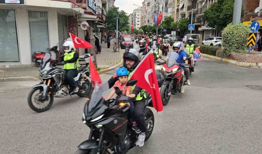 Aydın’ın Nazilli ilçesinde gençlik bayramını kutlamak için bir araya gelen