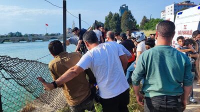Adana’da arkadaşlarıyla birlikte serinlemek için girdiği Seyhan Nehri’nde boğulma tehlikesi